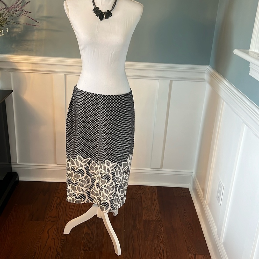 NYCC Skirt Size L Black and white pull on style